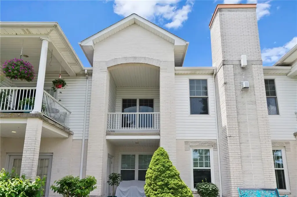 201 Adams Pointe Boulevard 4, Adams