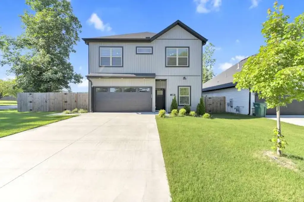 488 W 2nd Street, Centerton