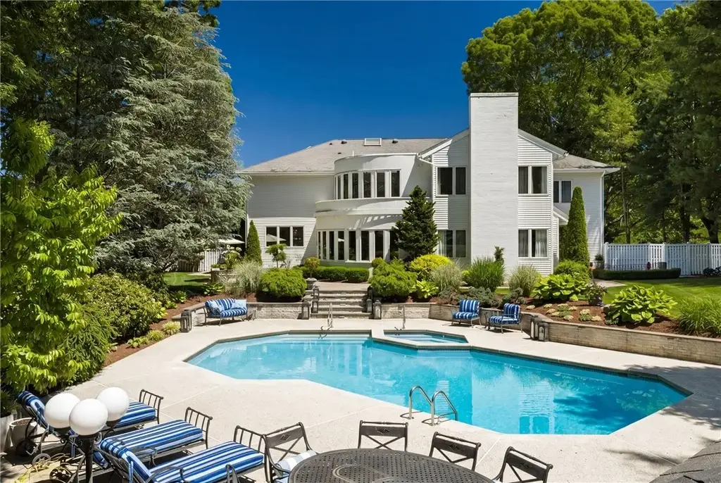 4 Jones Cir, Barrington