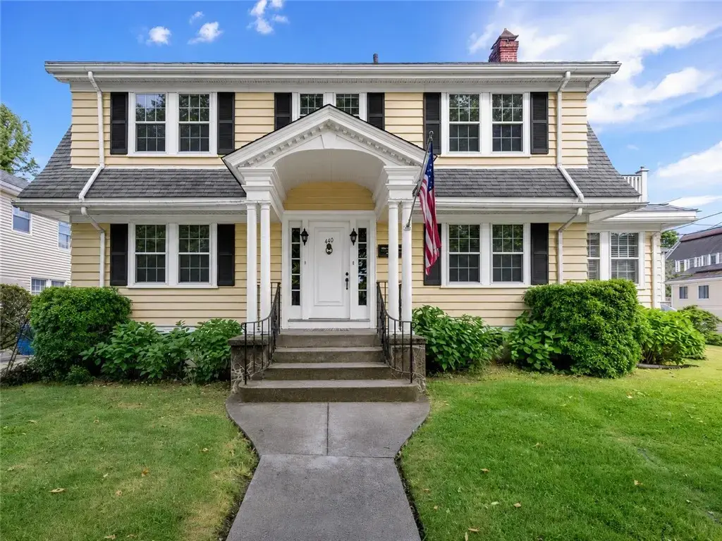 440 Broadway, Newport