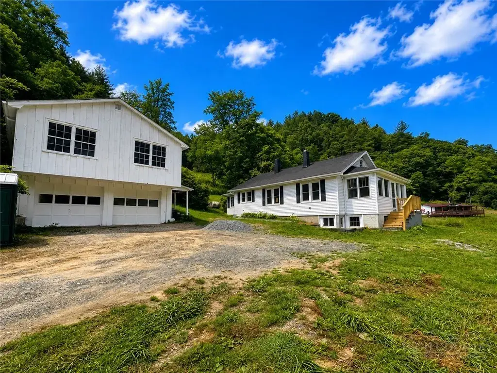1443 Old Toe River Road, Newland