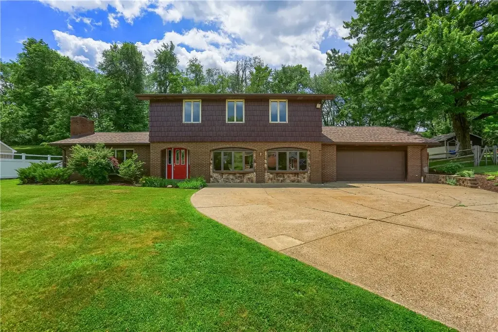 106 Colonial Way, Center