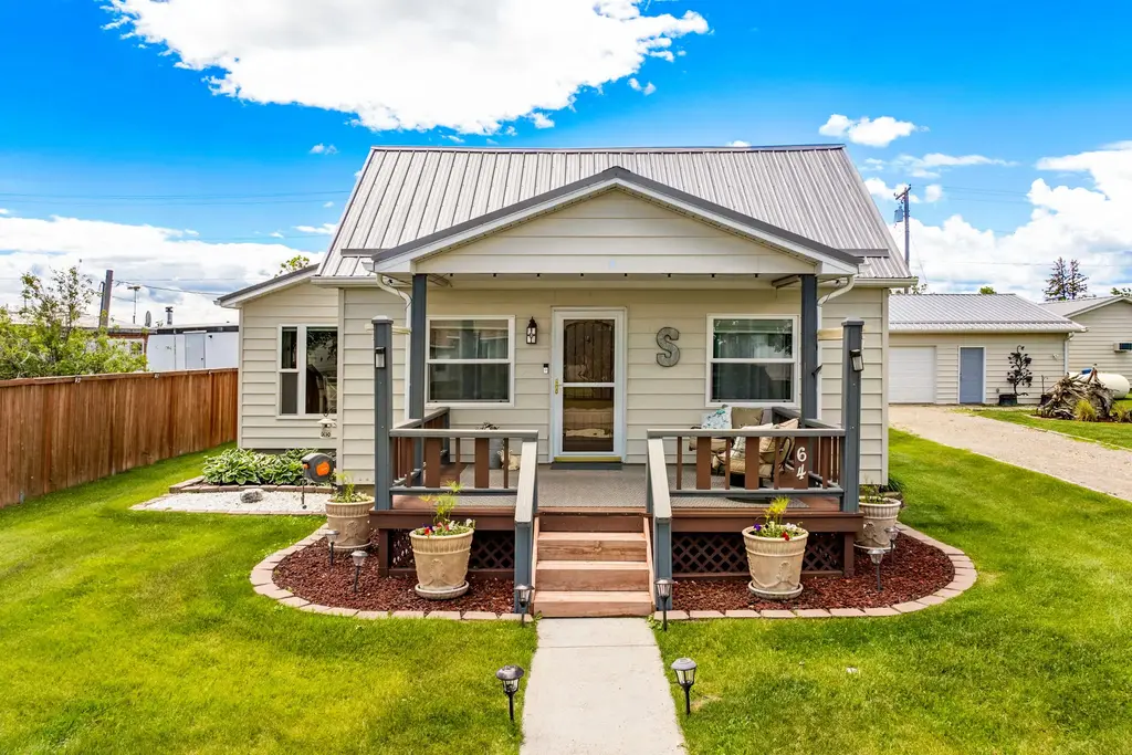 64 3rd Avenue S, Stanford