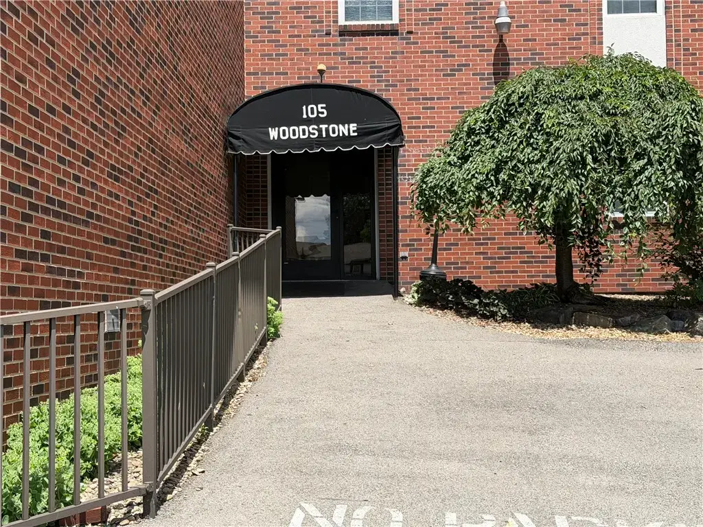 105 Woodstone Lane 61, New Kensington