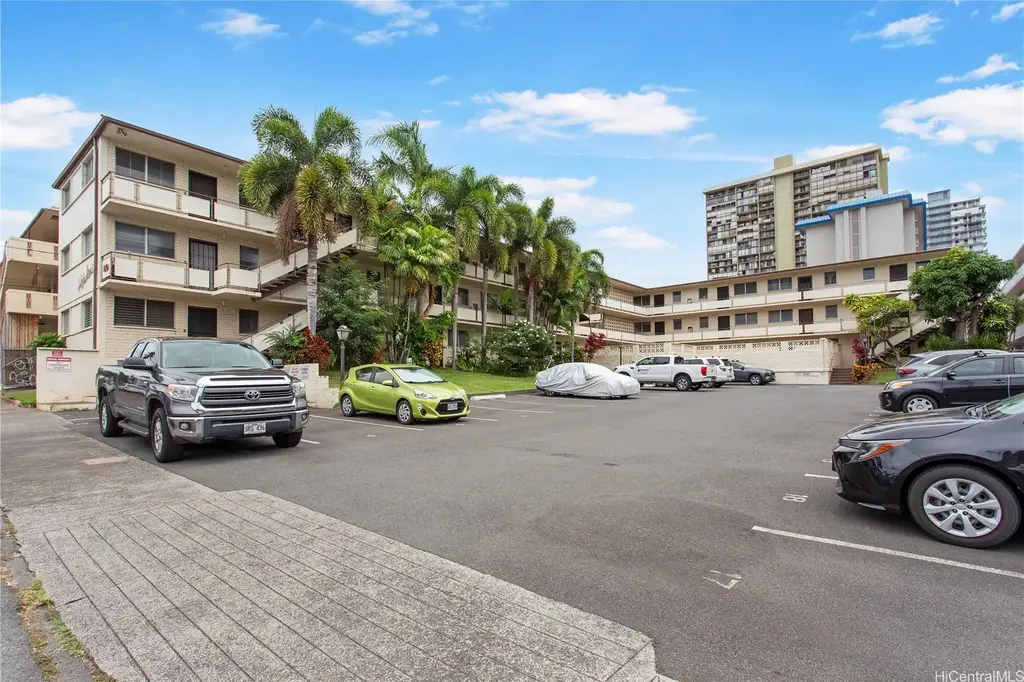 (unit #207) 1120 Hassinger Street, Honolulu