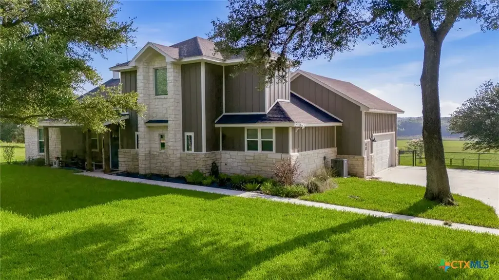 944 West Lake Trail, Victoria