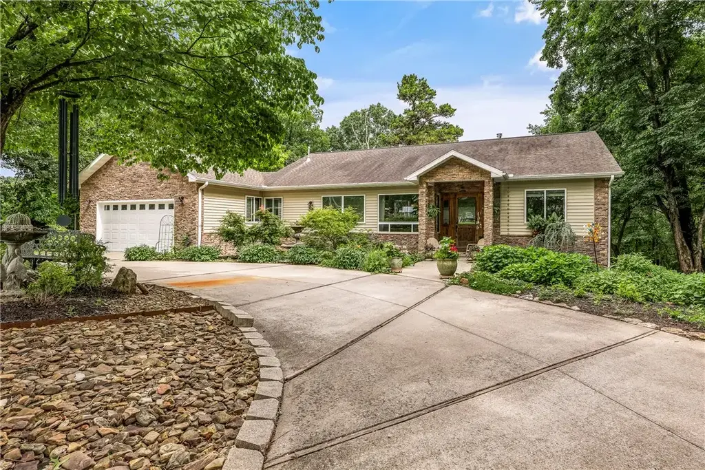 920 E Amis Road, Rogers
