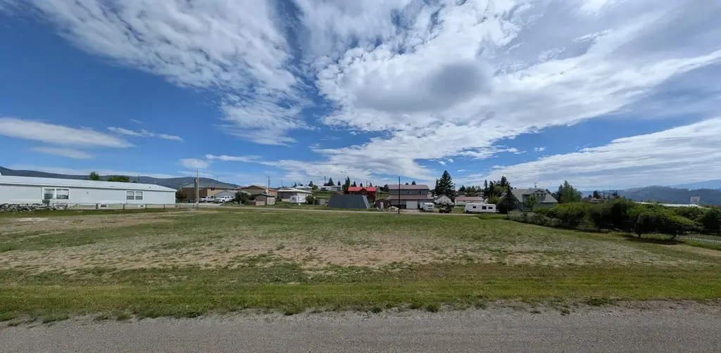 Nhn Hampton Street E, White Sulphur Springs