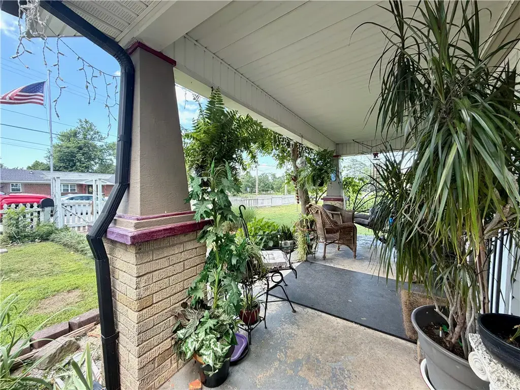 428 E Locust Street, Rogers