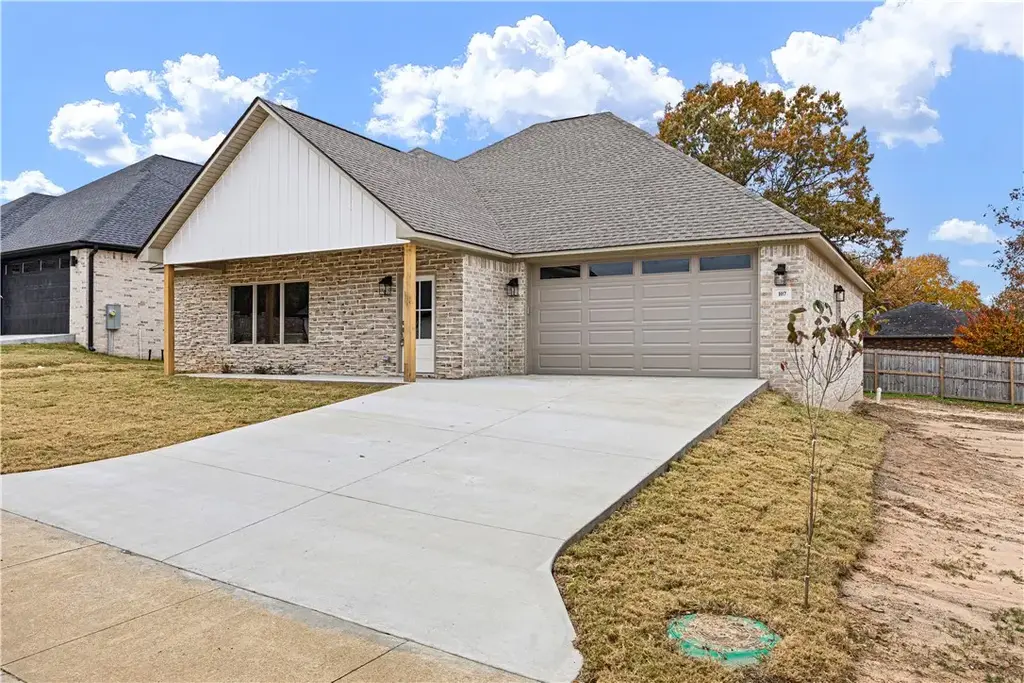 107 Harbor Circle, Russellville