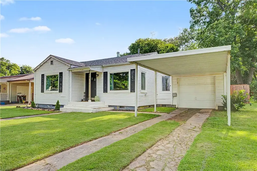 610 South Oak Hill Street, Siloam Springs