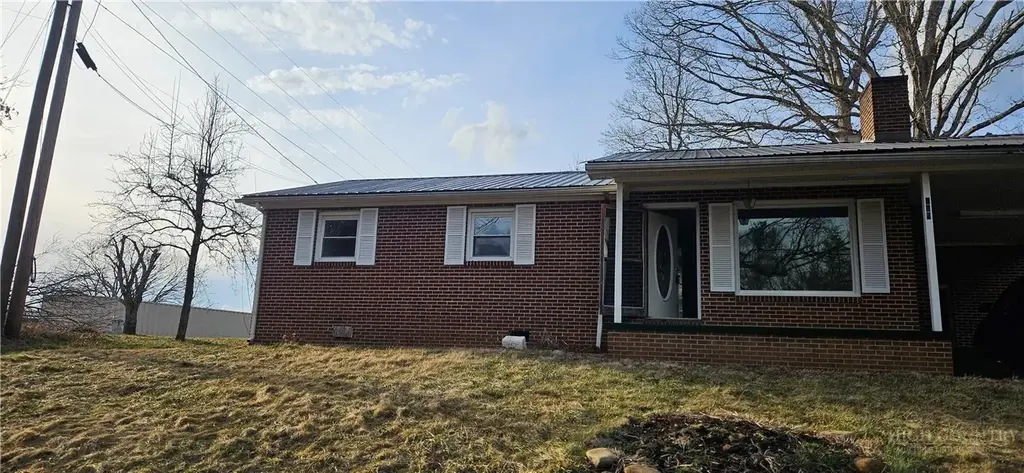 183 Maple Road, Spruce Pine