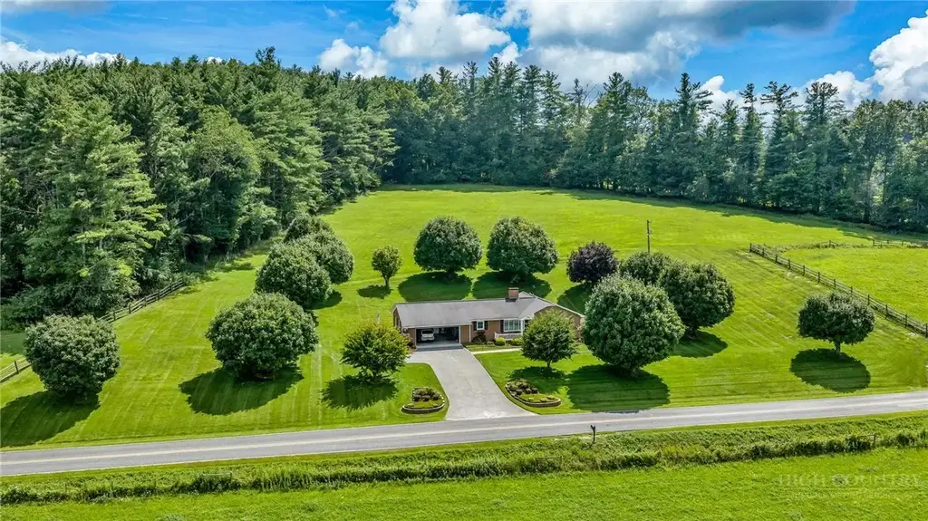 201 Reno Road, West Jefferson