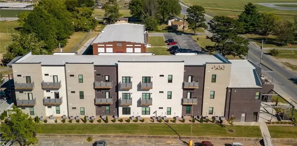 726 E Emma Avenue 100, Springdale