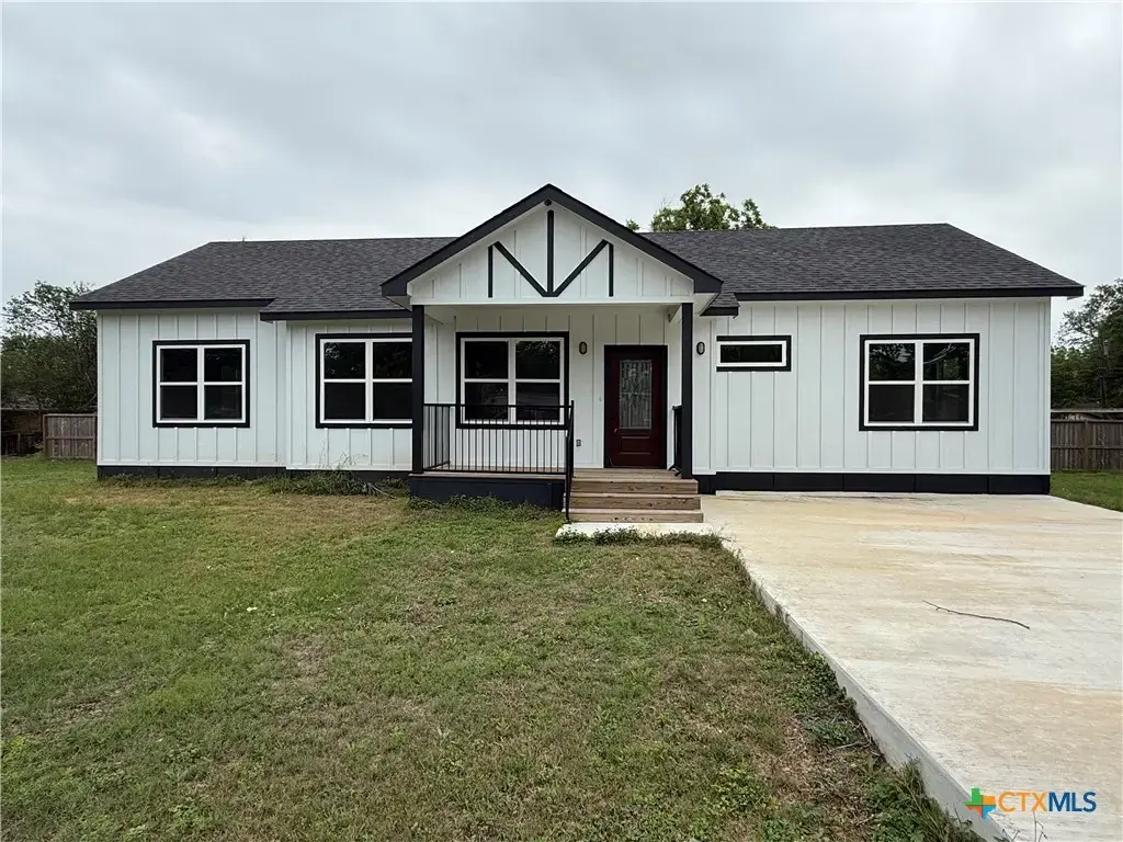 501 Walnut St, Yoakum