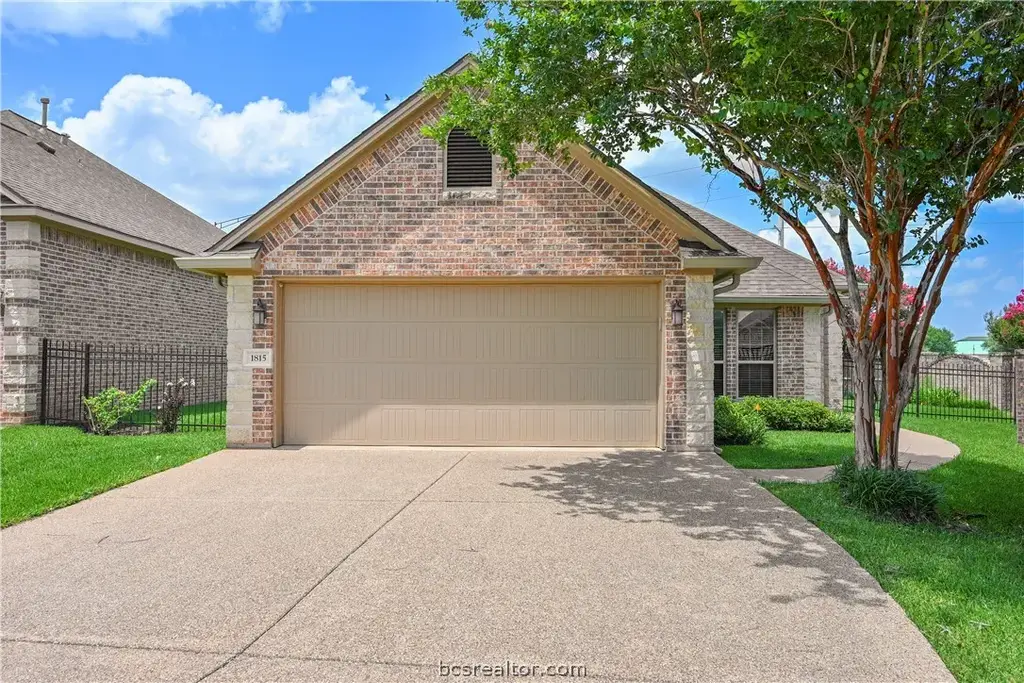 1815 Lakeshore Circle, College Station