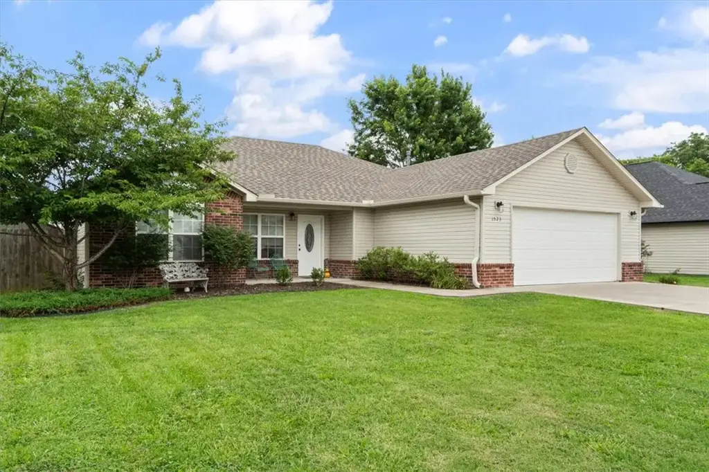 1523 William Court, Siloam Springs