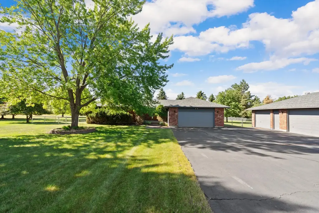 636 Country Way N, Kalispell