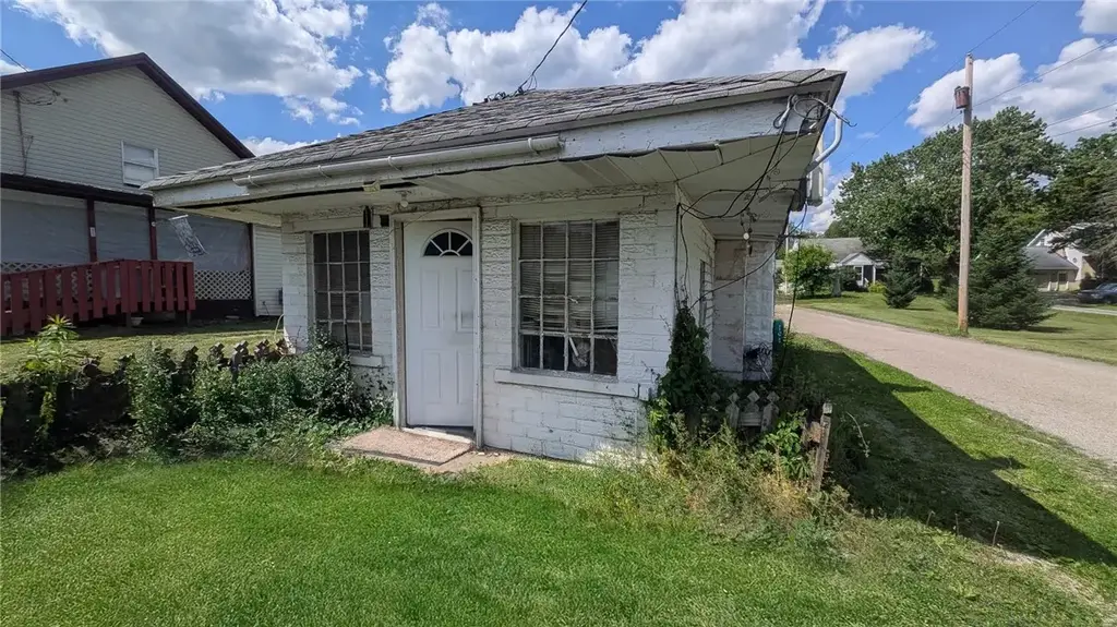101 Hilltop Drive, East Franklin