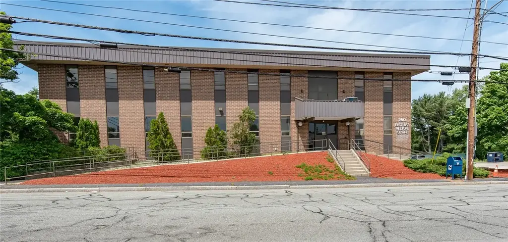 250 Wampanoag Trl # 303, East Providence