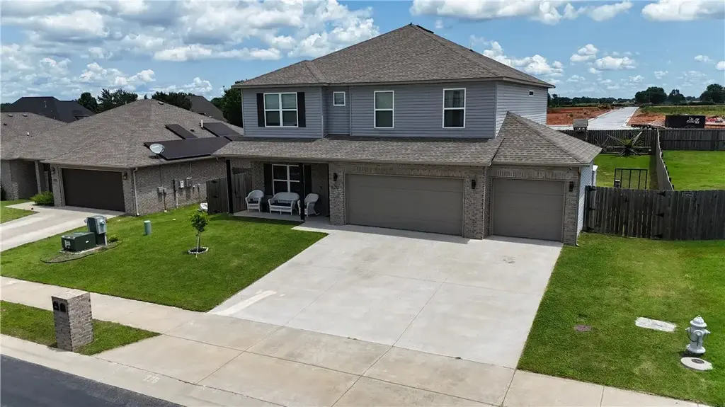 620 Woodcreek Loop, Lowell