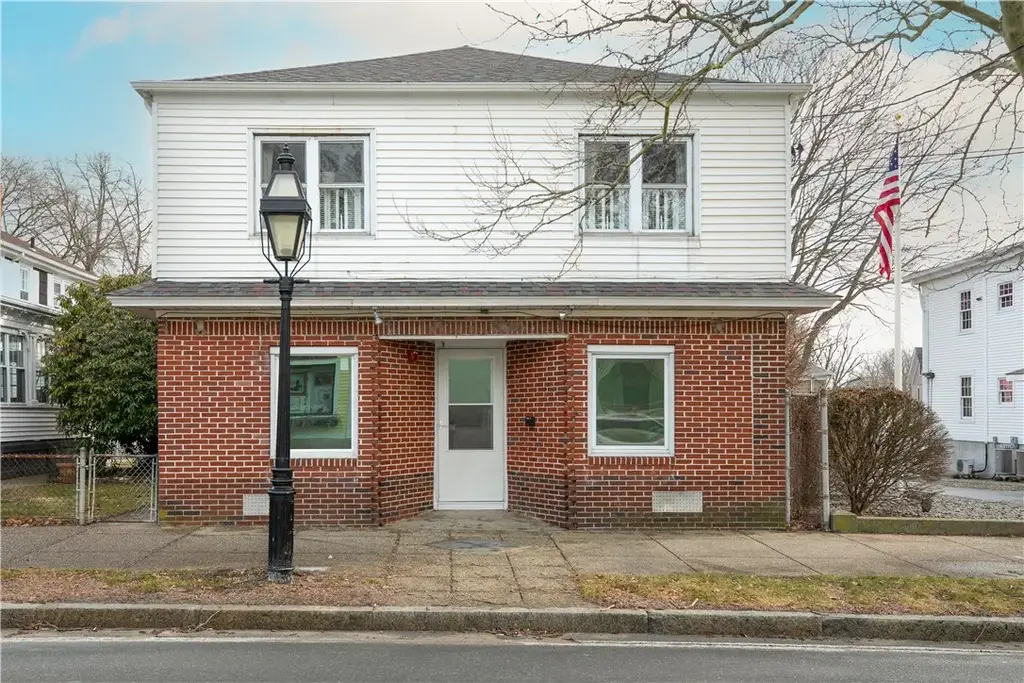 546 Main St, Warren