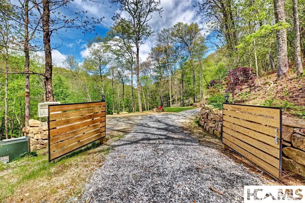 140 Twin Kettle Falls, Glenville