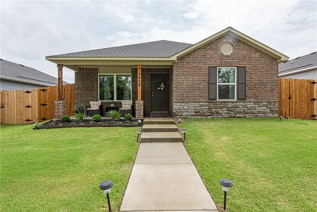 2420 E Illinois Alley, Fayetteville