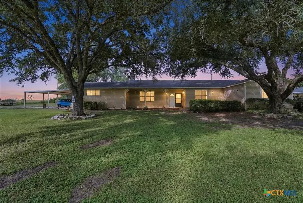 154 County Road 321, Yoakum