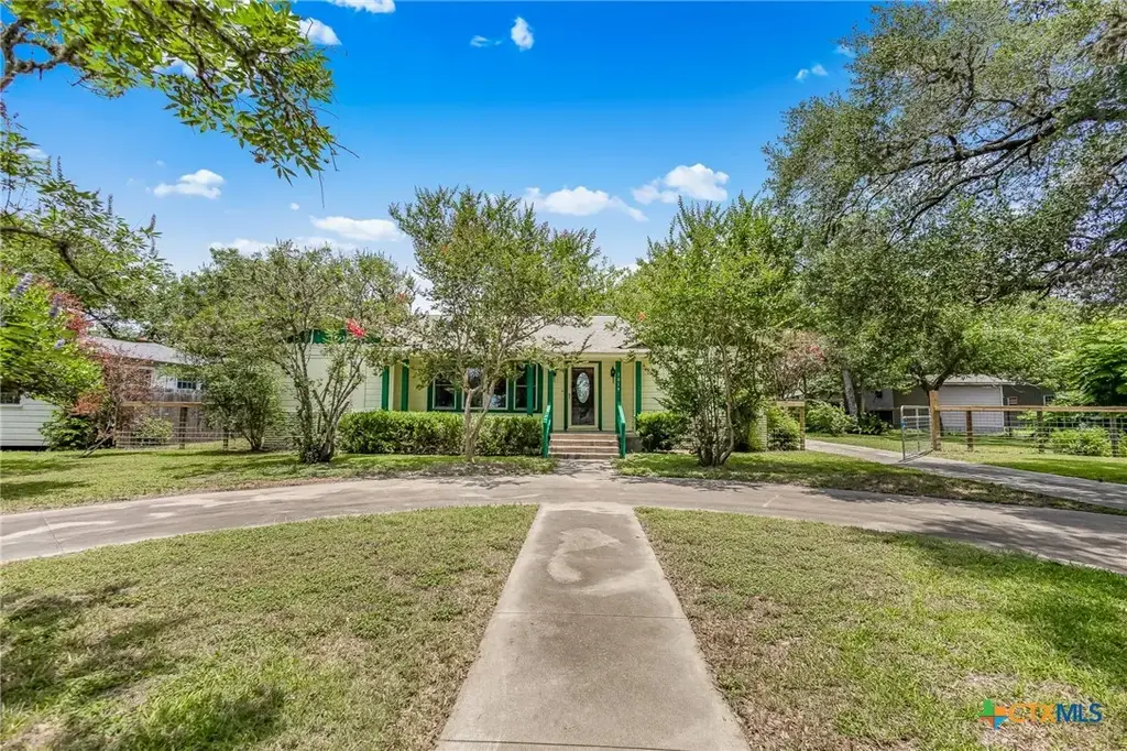 1019 E Gonzales Street, Yoakum