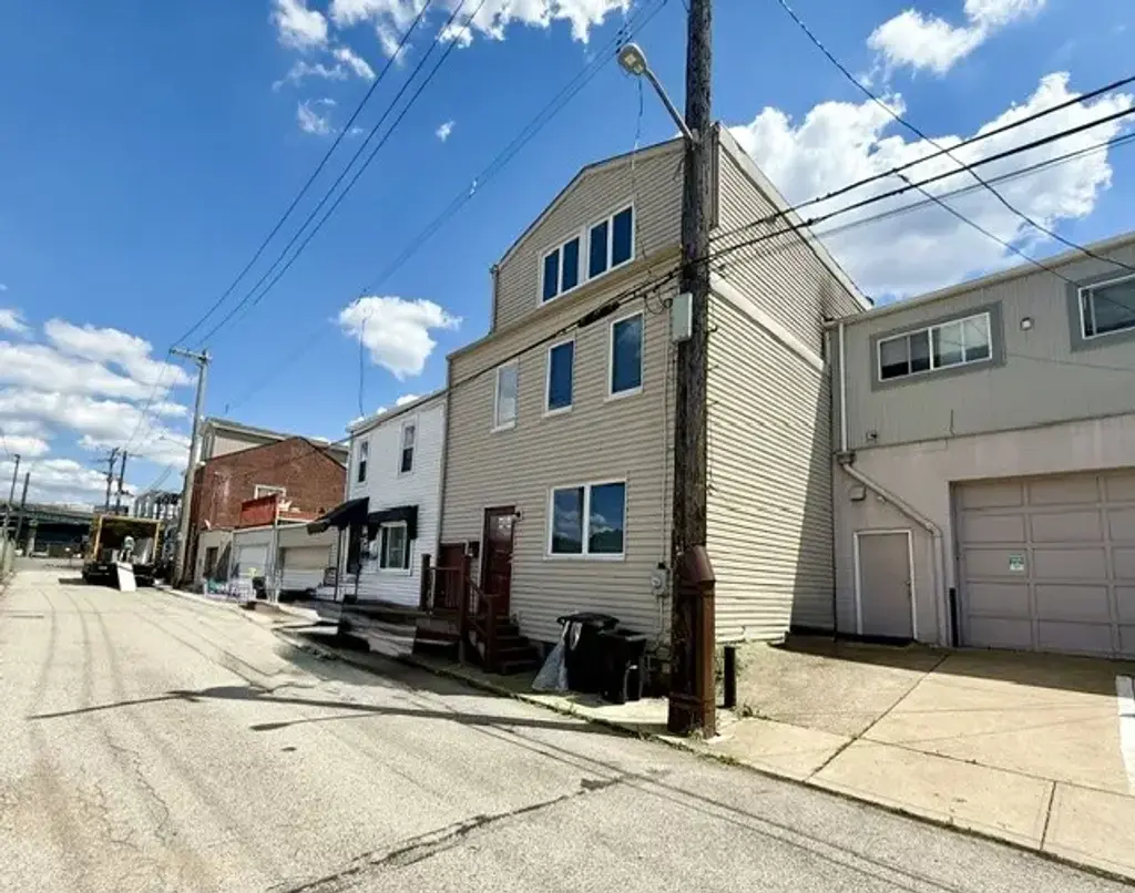2118 Merriman Way, South Side