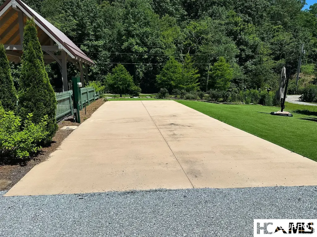 115 Wildflower Road, Scaly Mountain
