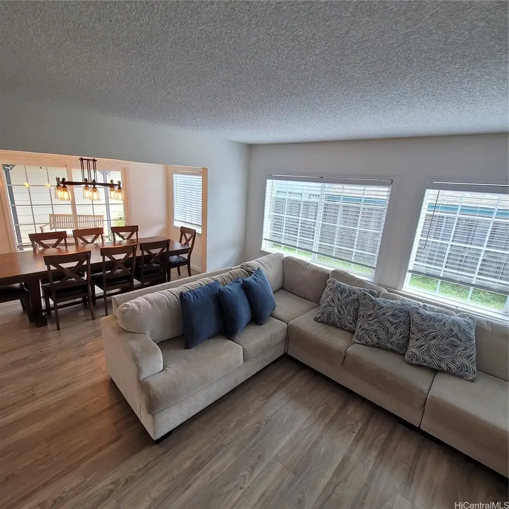 94-1195 Nanilihilihi Street, Waipahu