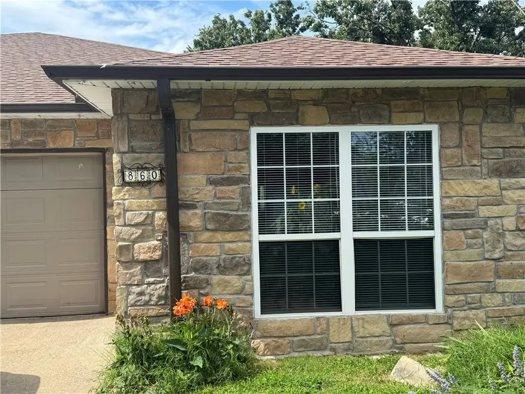 860 Mockingbird Lane, Gentry