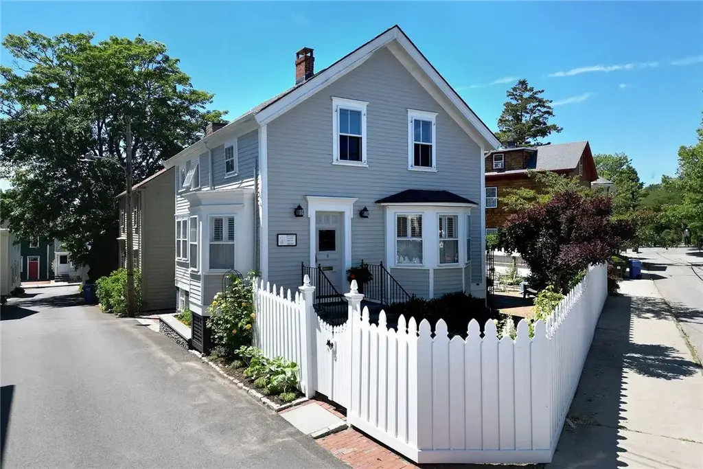 8 Sanford St, Newport