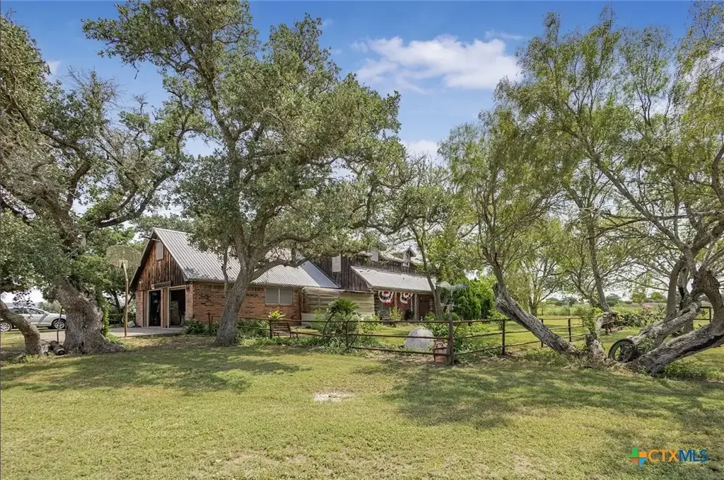 267 Center School Road, Yoakum