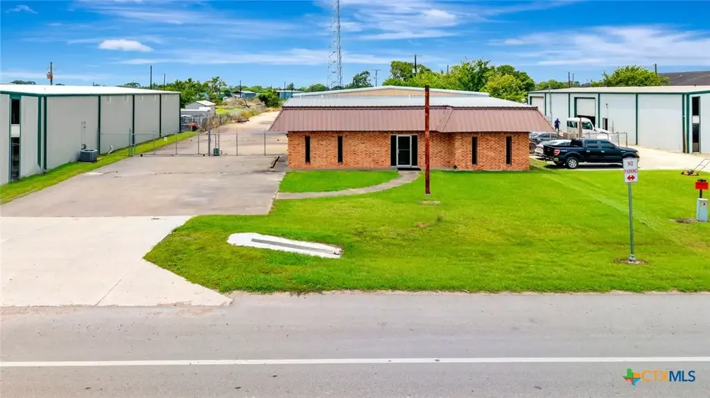 3305 Us Highway 59, Victoria
