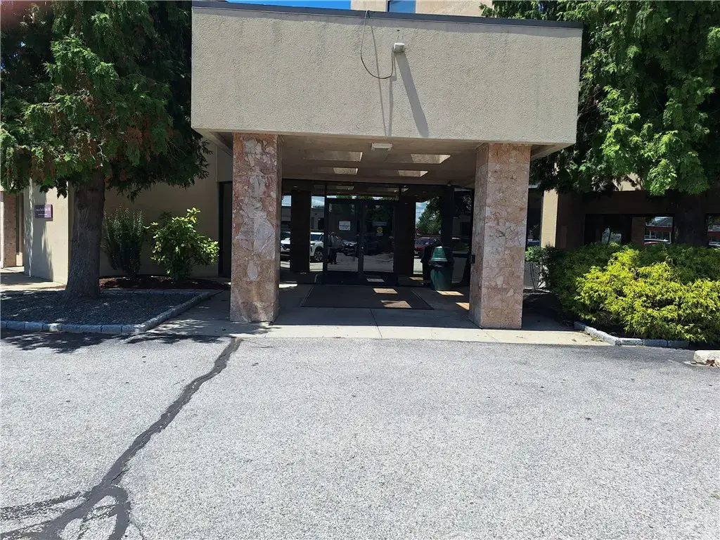 725 Reservoir Ave, Cranston