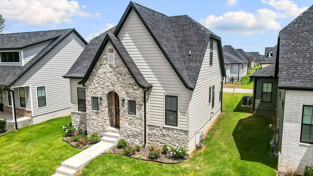 2403 S 31st Street, Rogers