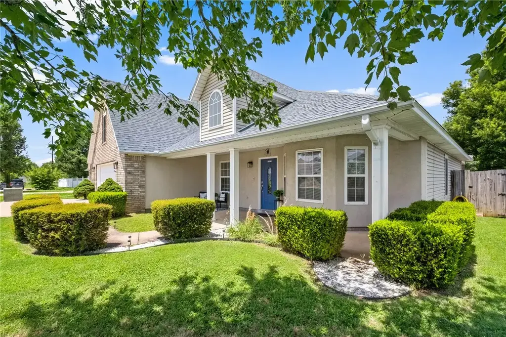 1011 W Green Acres Place, Rogers