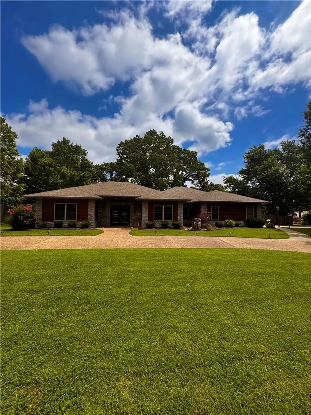 723 Lakeview Drive, Rogers