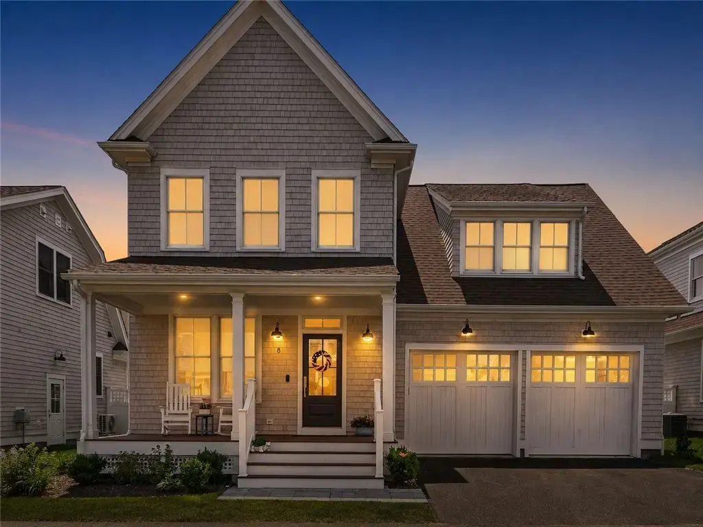 8 Lookout Ln, Portsmouth