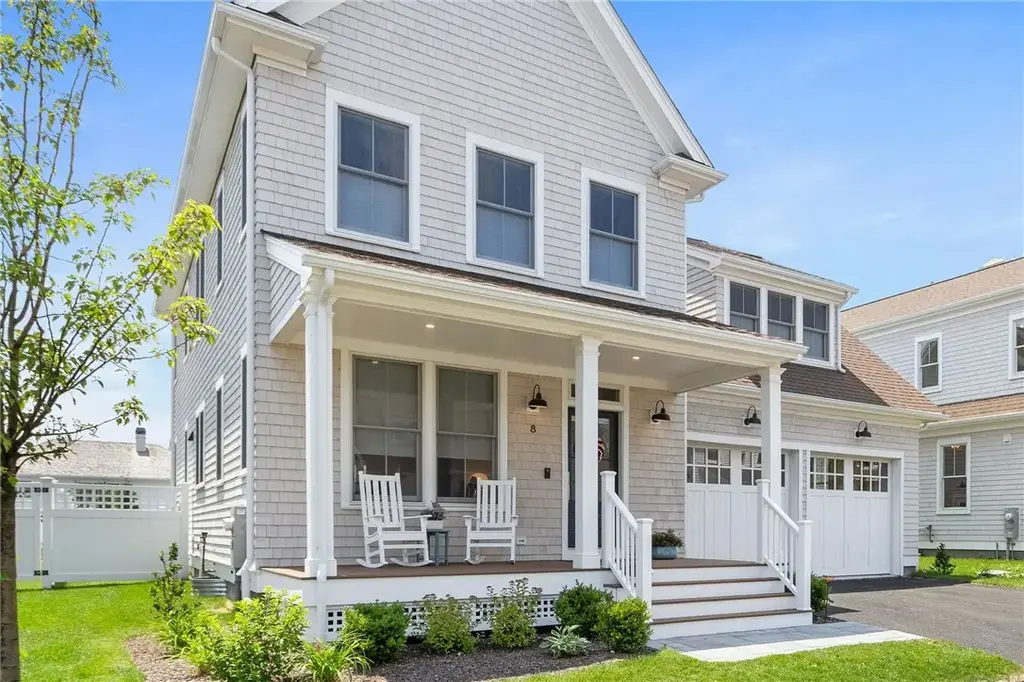 8 Lookout Ln, Portsmouth