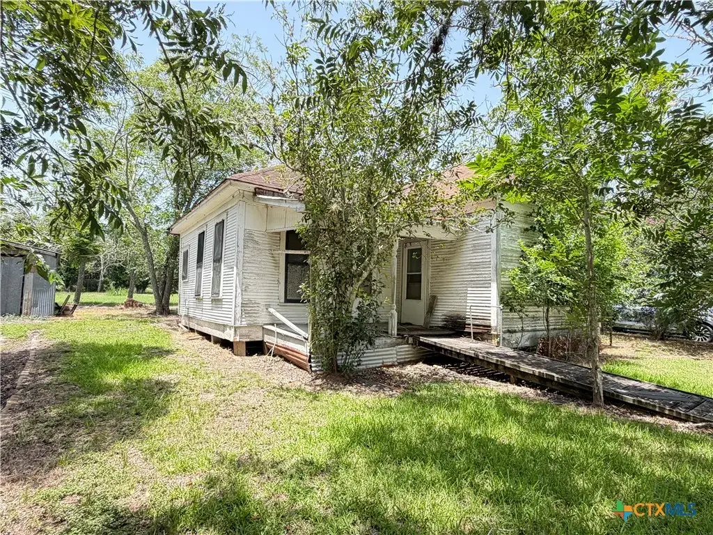 202 Vollentine Street, Yoakum