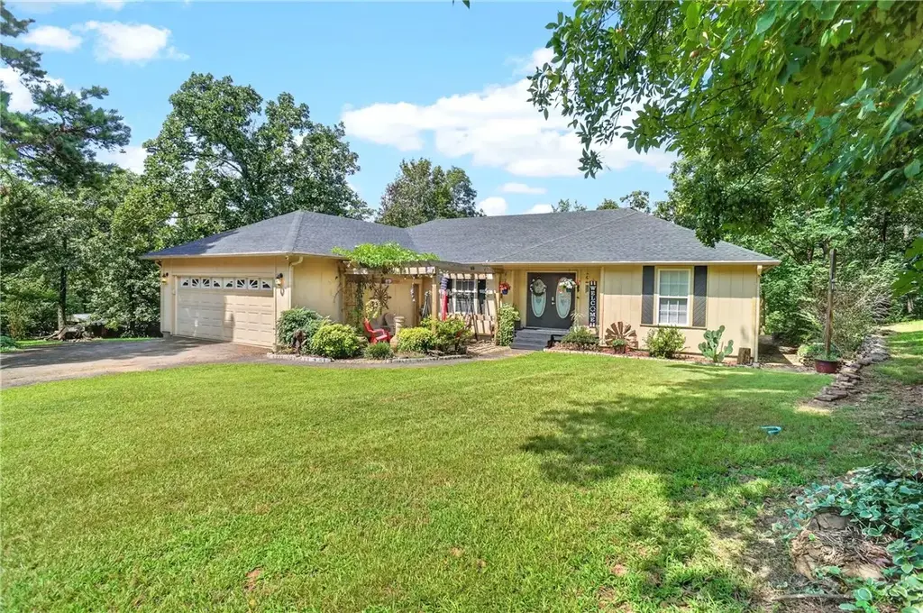 328 Treeline Circle, Russellville