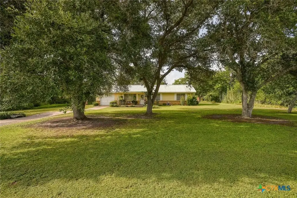 2179 Us Highway 90a, Shiner