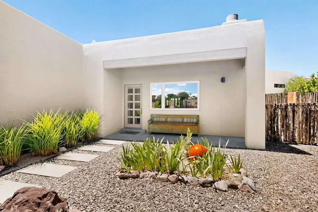 1522 Calle Redondo, Santa Fe