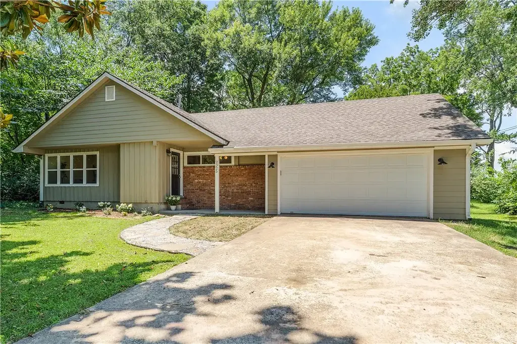 2325 N Gooseberry Lane, Fayetteville
