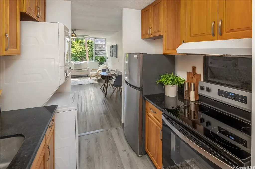 (unit #2-201) 98-1042 Moanalua Road, Aiea