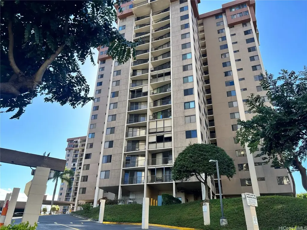 98-487 Koauka Loop # B1806, Aiea